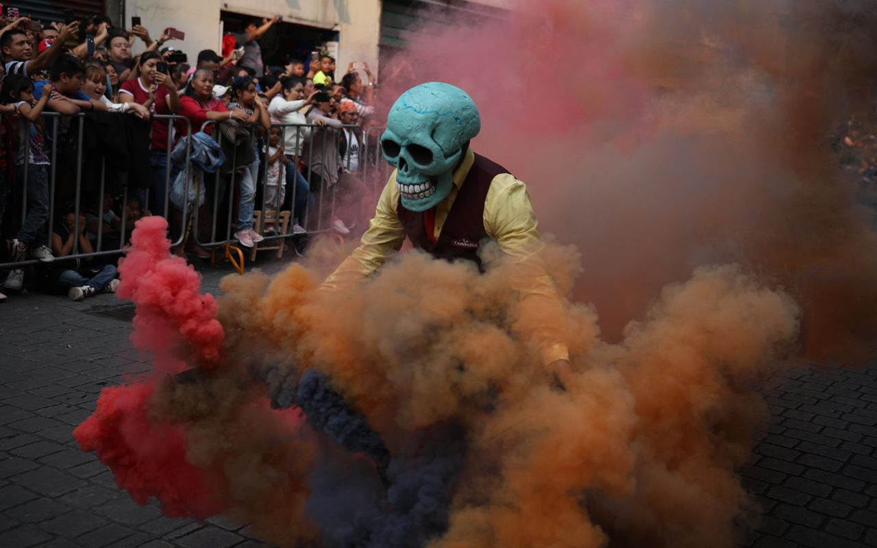 Meksika'da festivalde ölülerle buluşup ölülere nasıl yiyecek sunduklarına bakın