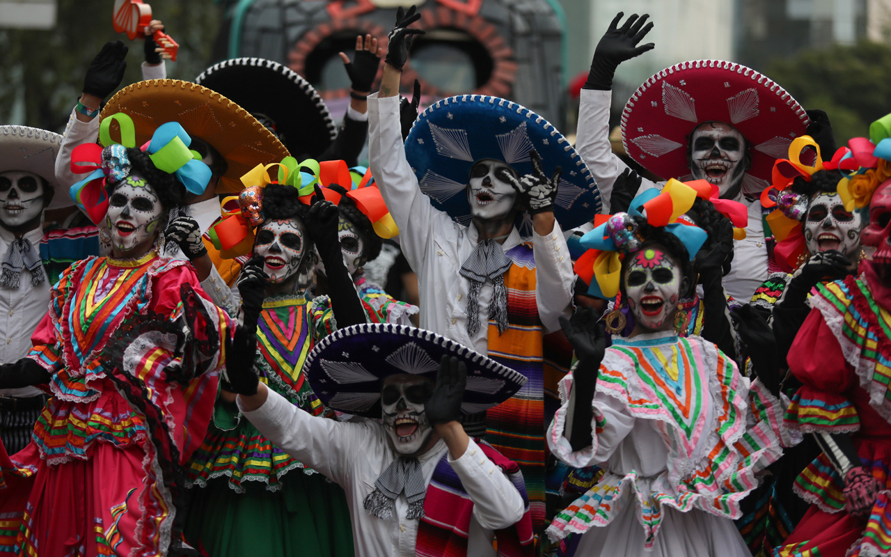 Meksika'da festivalde ölülerle buluşup ölülere nasıl yiyecek sunduklarına bakın