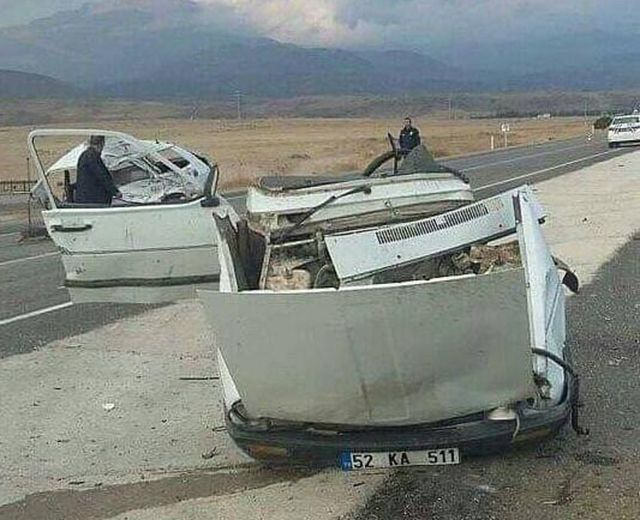 Kayseri'de TIR ile çarpışan otomobil ikiye bölündü