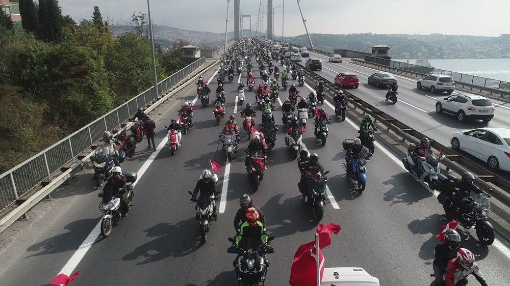 Cumhuriyet Bayramı konvoyu! 15 Temmuz Köprüsü'nde motosiklet şov
