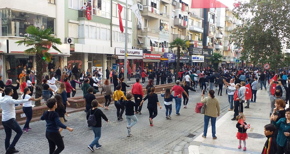 İzmir Ödemiş'te 2 bin kişi Cumhuriyet Bayramı'nı zeybek oynayarak kutladı