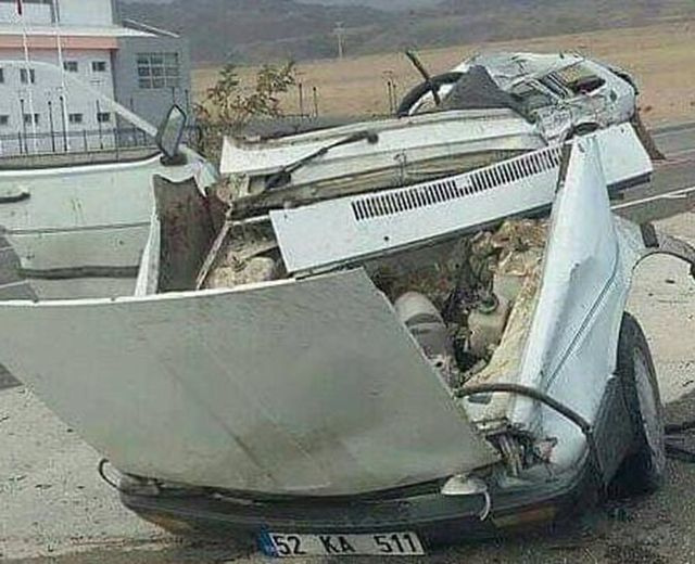 Kayseri'de TIR ile çarpışan otomobil ikiye bölündü