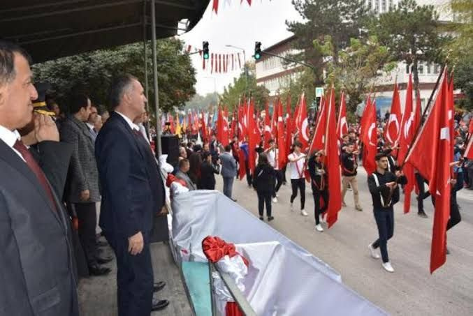 Bursa'da 29 Ekim kutlamalarında bir anda yere yığıldı