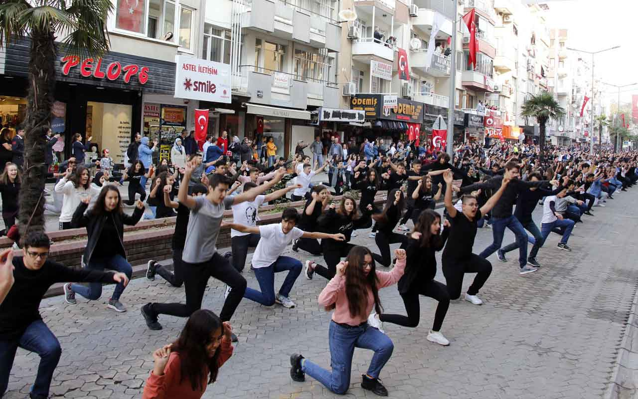 İzmir Ödemiş’te 2 bin kişi aynı anda zeybek oynadı