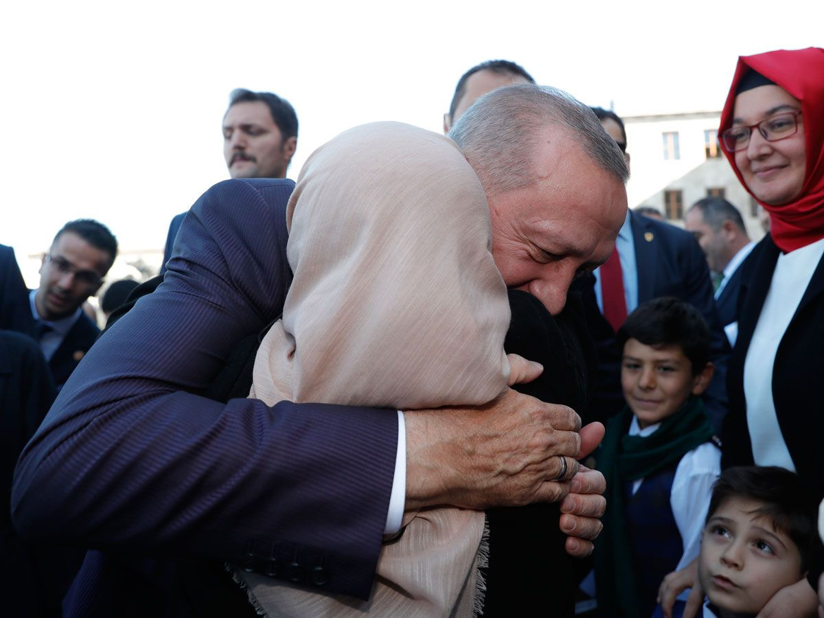 Yaşlı kadından Erdoğan'a sevgi gösterisi sıkı sıkı sarıldı