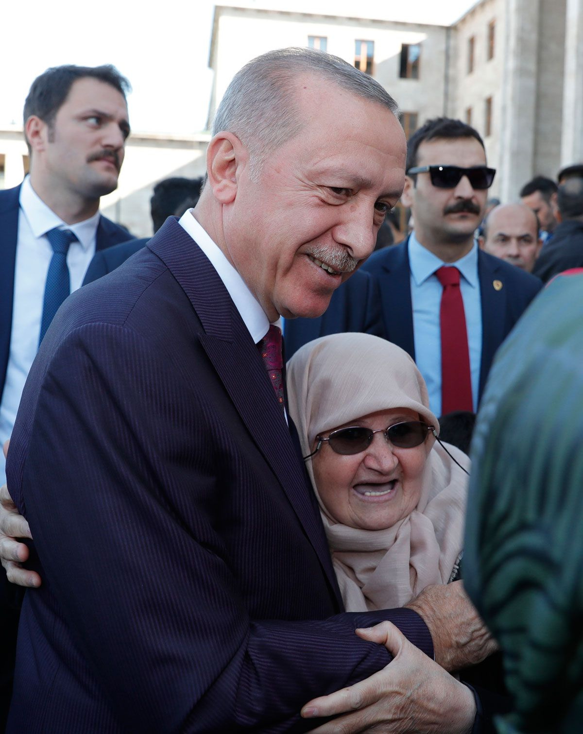 Yaşlı kadından Erdoğan'a sevgi gösterisi sıkı sıkı sarıldı