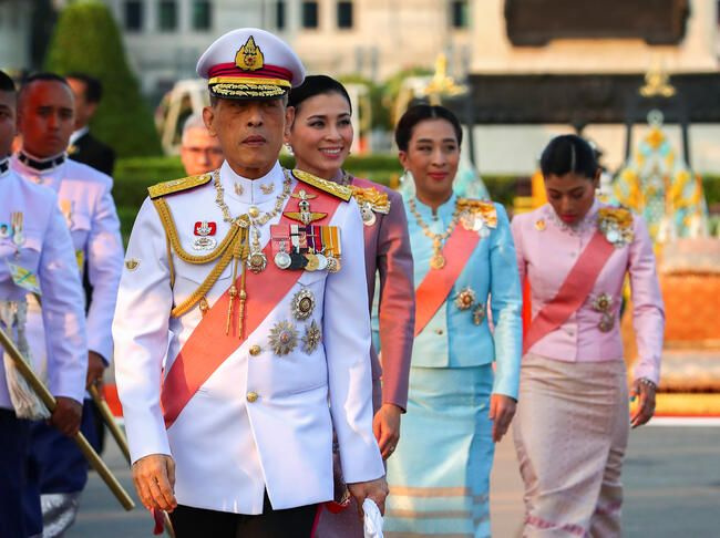 Tayland Kralı Maha zina nedeniyle çalışanlarını işten çıkardı! Kendisine metres atamıştı