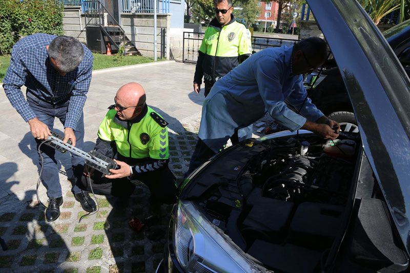 Muğla Emniyet Müdürü Süleyman Suvat Dilberoğlu aracındaki çakarı söktürdü