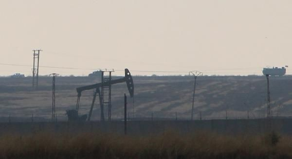 Rus askerleri Kamışlı'daki petrol kuyularını böyle koruyor