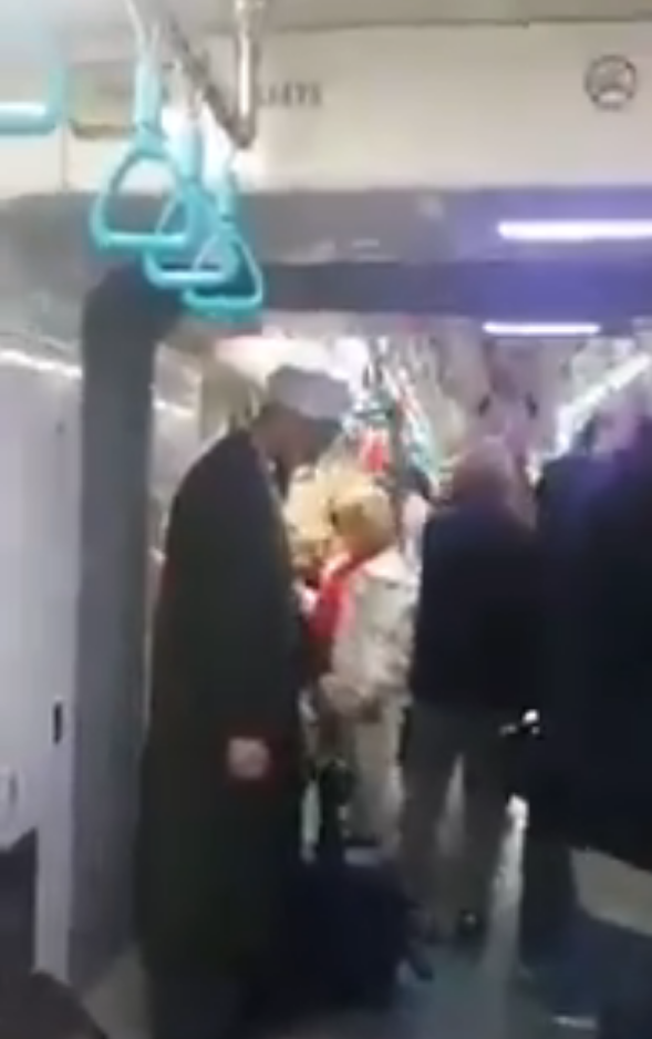 Metroda sarıklı kişiyi 10. yıl marşı ile taciz ettiler! Tepki alan görüntüler