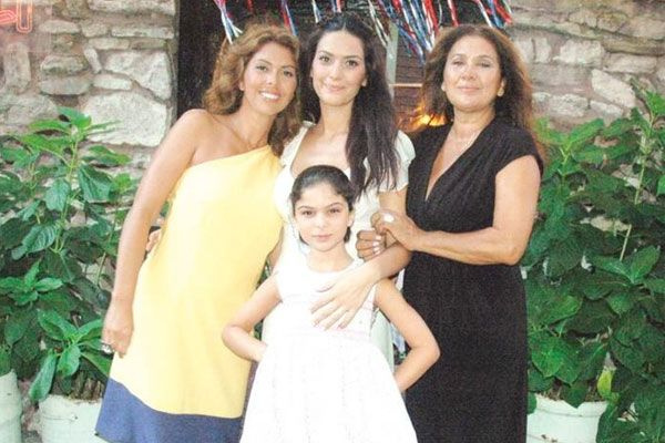 Zeynep Korel annesini ifşa etti Bergüzar Korel ve dayak itirafı olay oldu