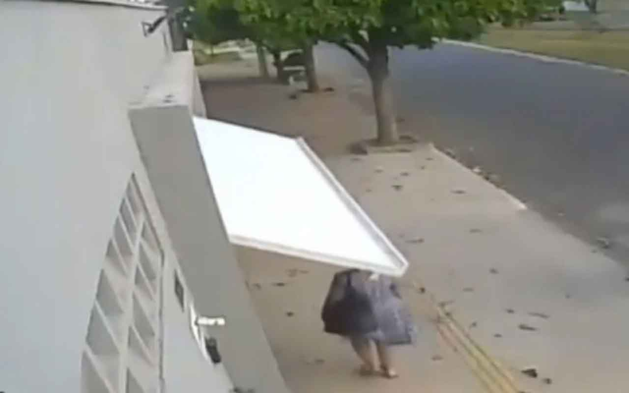 Sokakta yürüyen kadın evin garajında mahsur kaldı