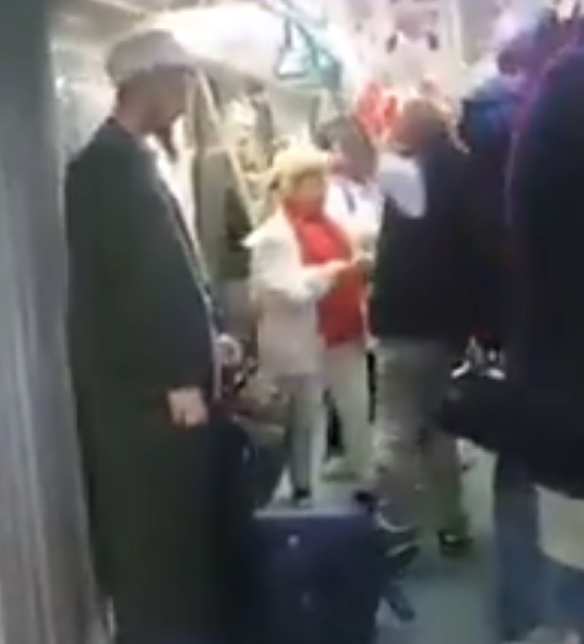 Metroda cübbeli gence 10. Yıl Marşı'yla taciz! CHP'li vekilin sözleri bomba