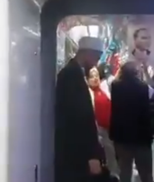 Metroda cübbeli gence 10. Yıl Marşı'yla taciz! CHP'li vekilin sözleri bomba