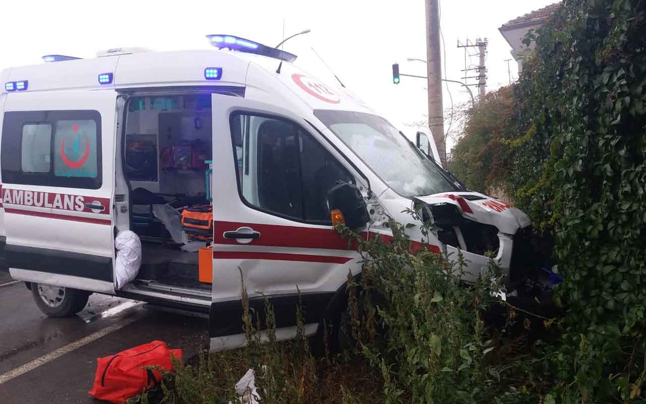 Isparta’da hasta taşıyan ambulans kaza yaptı: 4 yaralı