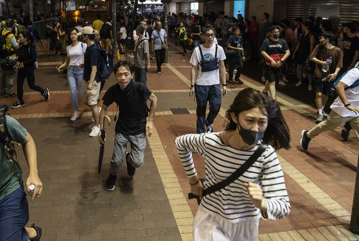 Hong Kong'ta protestolar şiddetini artırdı Çin haber ajansı Şinhua ofisine saldırdı