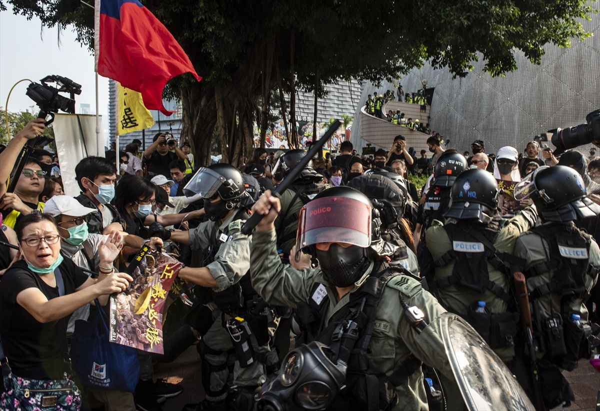 Hong Kong'ta protestolar şiddetini artırdı Çin haber ajansı Şinhua ofisine saldırdı