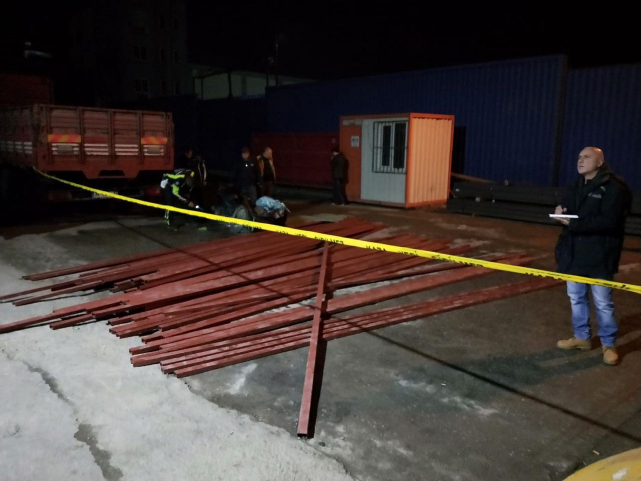 İzmir'de forkliftteki demirler motosikletin üzerine düştü 1 ölü 2 yaralı