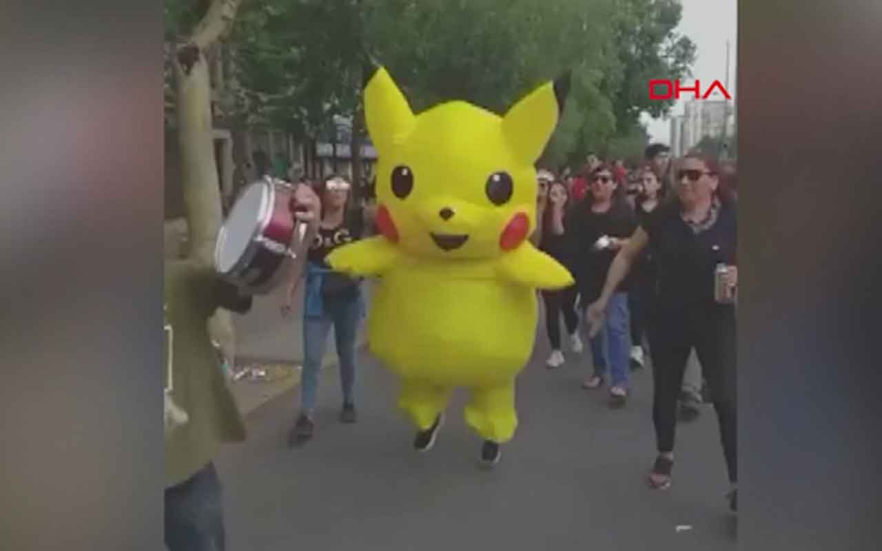 Pikaçu kostümlü Şilili protestocu sosyal medyada ilgi çekti