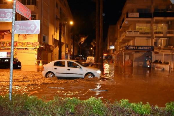 Turizm cennetini Bodrum'u sağanak yağmur vurdu