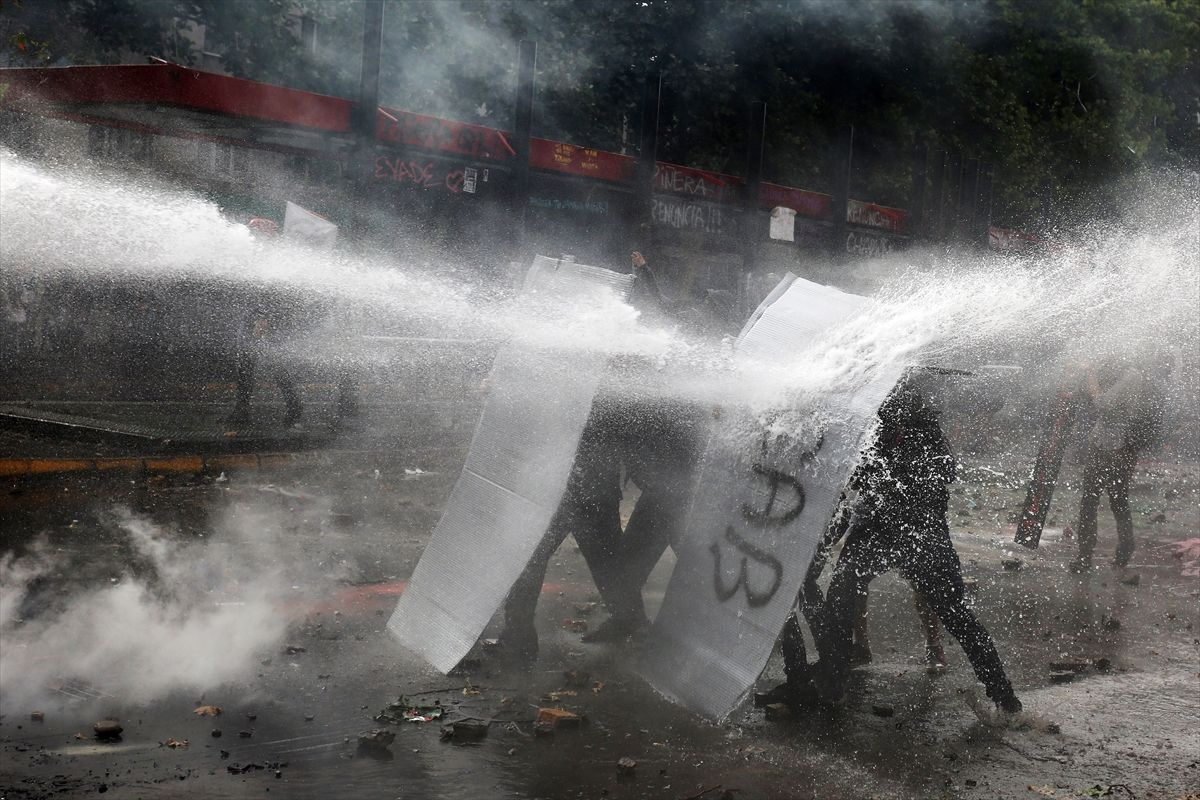 Dünya bu görüntüleri konuşuyor! Şili'deki protestolarda diri diri yandı