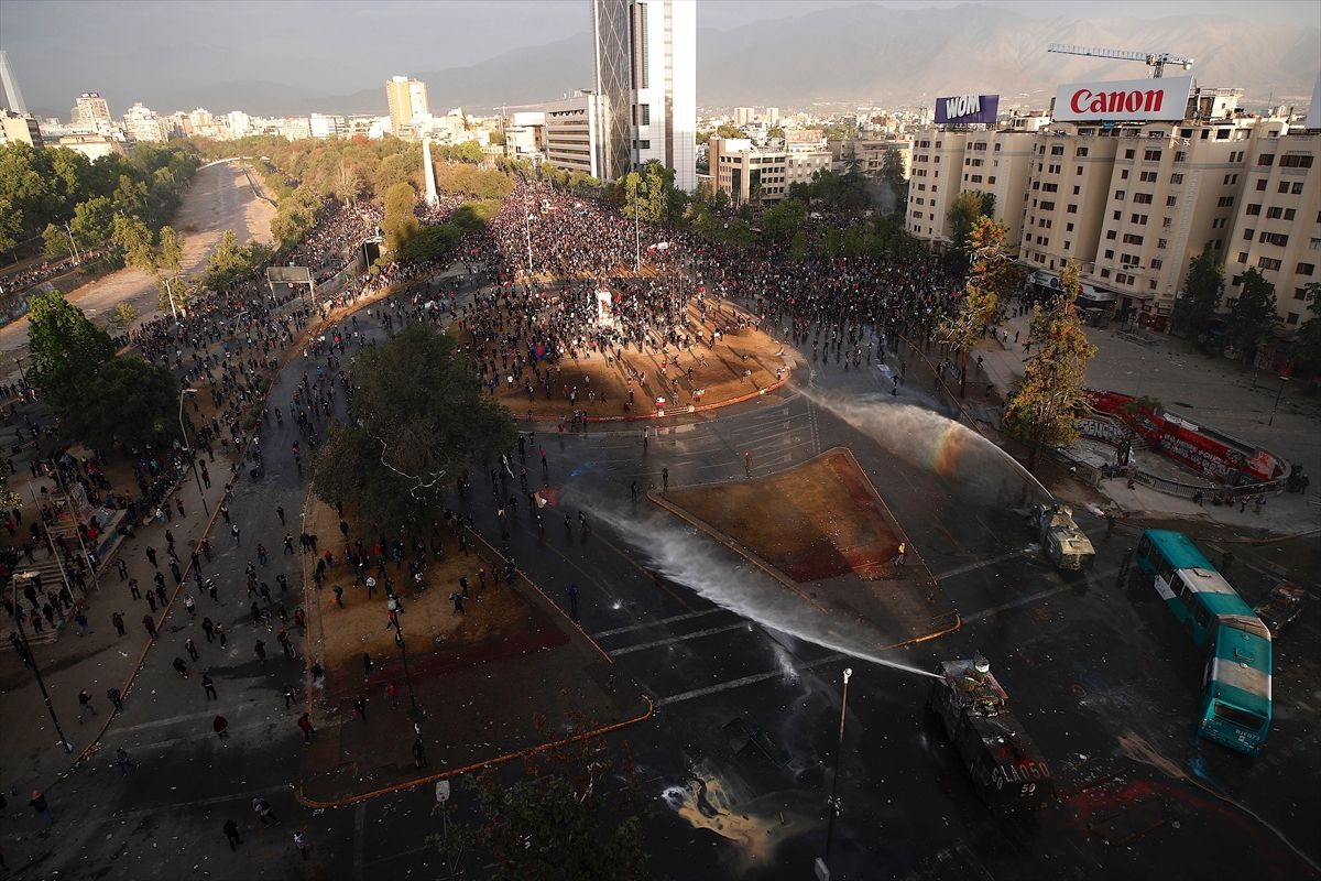 Dünya bu görüntüleri konuşuyor! Şili'deki protestolarda diri diri yandı