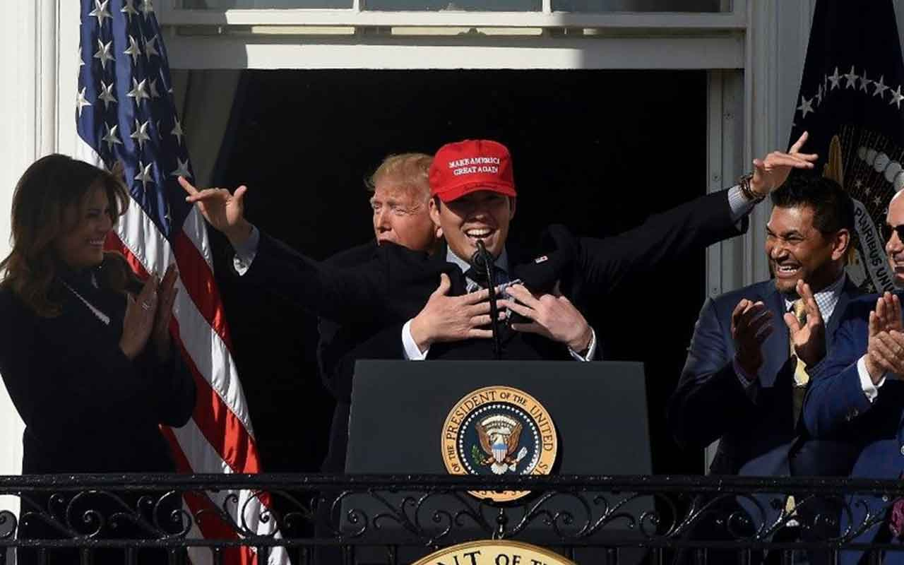 Donald Trump Beyaz Saray'da beyzbol oyuncusuna arkadan sarıldı