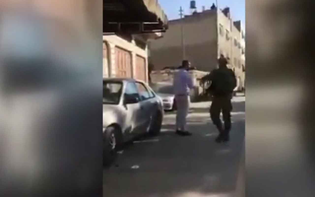 İsrail askeri Filistinli babaya çocuğunun önünde silah doğrulttu