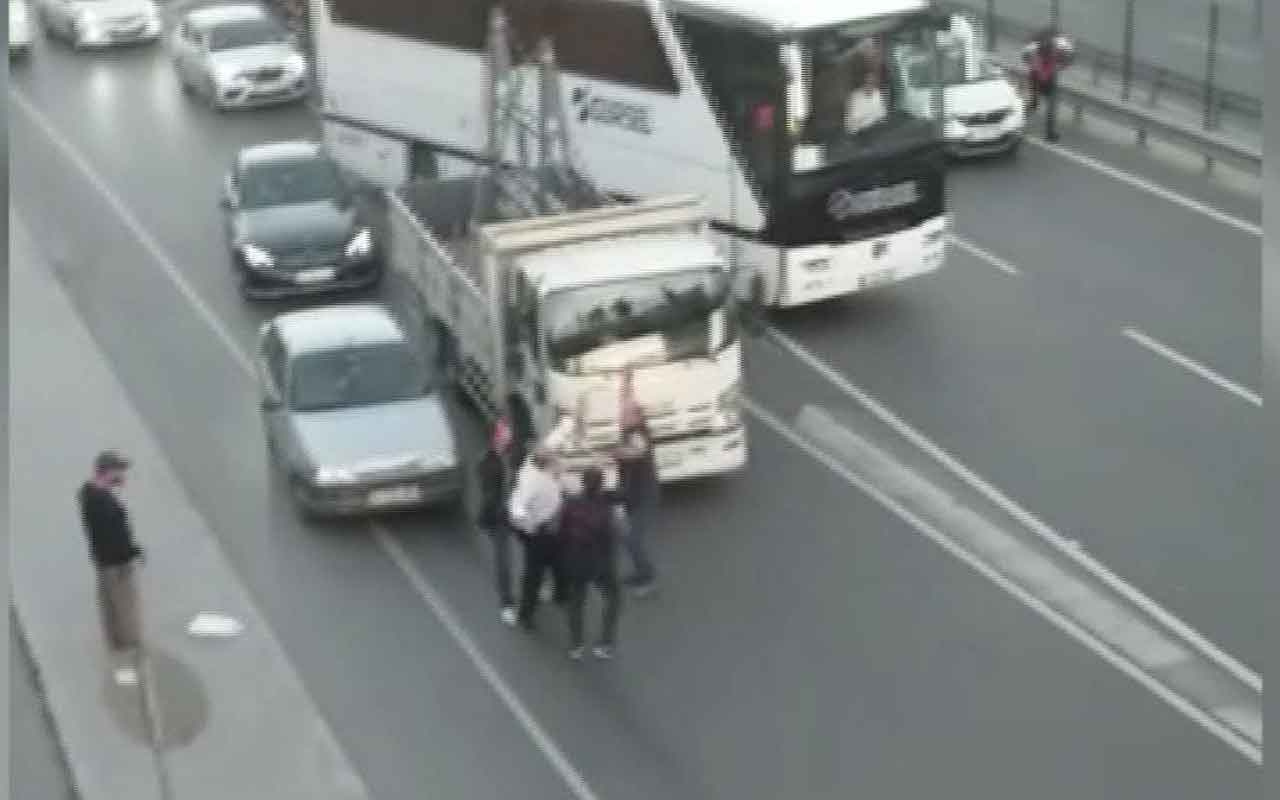 İstanbul Başakşehir'de trafikte sopalı kavga! Saniye saniye kamerada