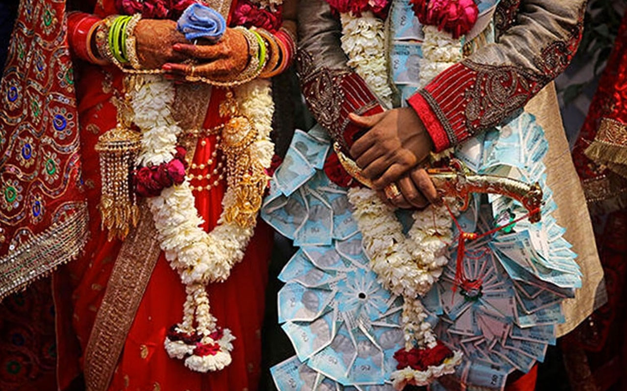 Hindistan'da kast cezası! Evli çift taşlanarak öldürüldü!