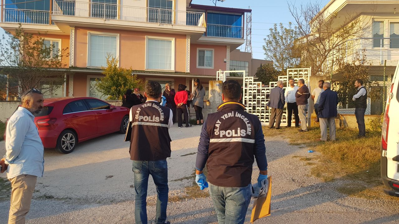 Kocaeli'de bir kişi evinin kapısında asılı bulundu