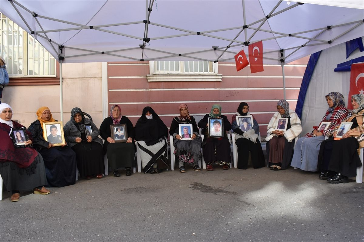 Diyarbakır annelerinden Cumhurbaşkanı Erdoğan ile Bahçeli'ye atkı!