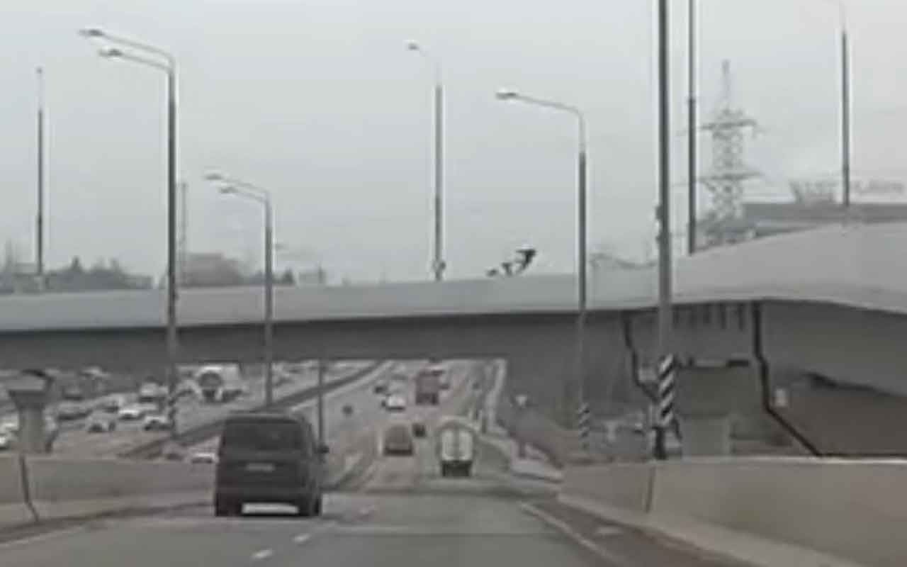 Köprüden otoyola düşen motosiklet sürücüsü öldü