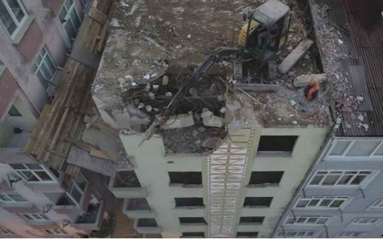 6 katlı riskli bina çatısına çıkarılan iş makinesiyle yıkılıyor