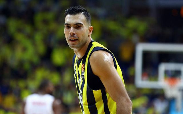 Atatürk pankartına dokunmayan Fenerbahçeli Kostas Sloukas tepki çekti