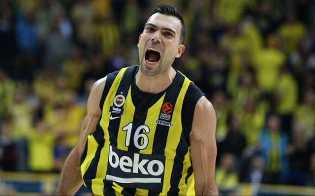 Atatürk pankartına dokunmayan Fenerbahçeli Kostas Sloukas tepki çekti