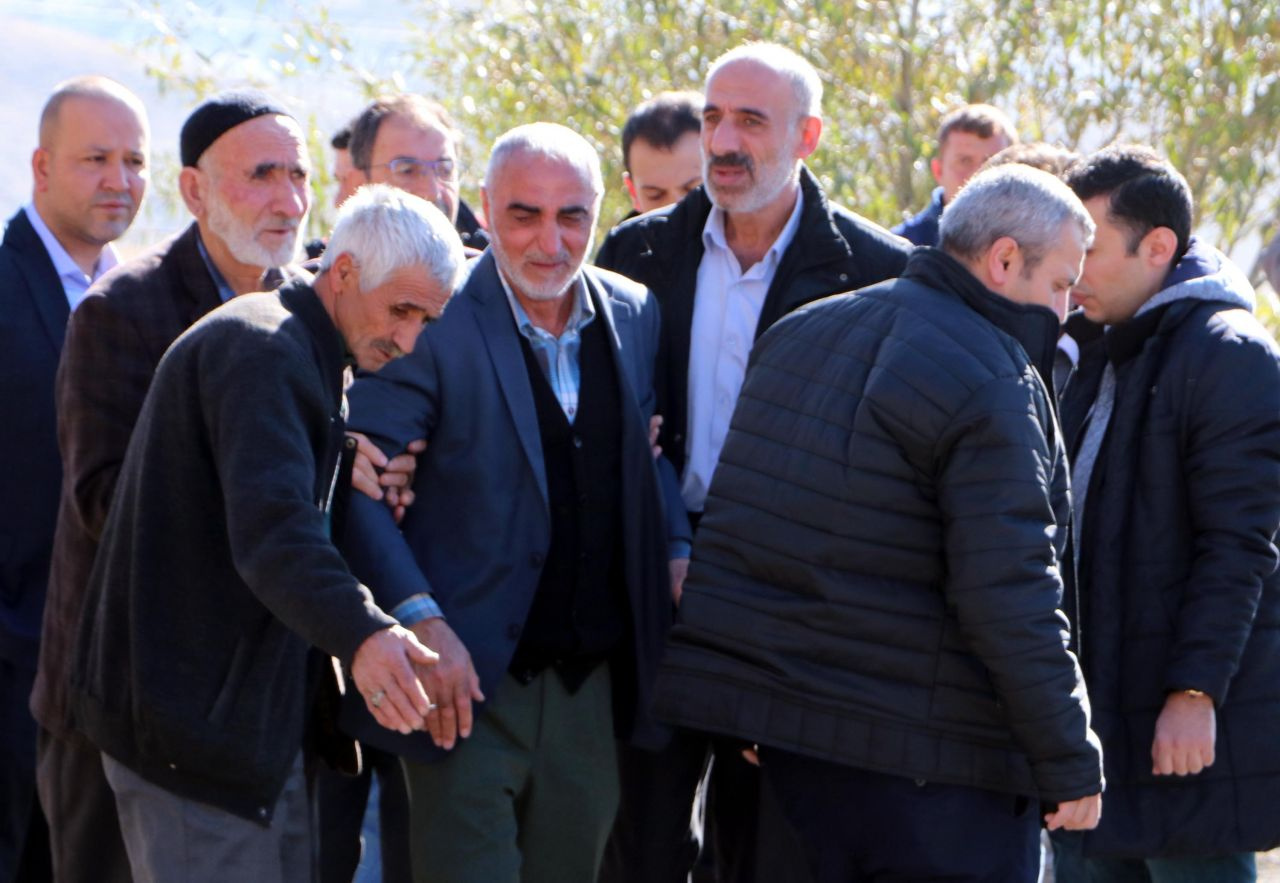 Antalya'da siyanür zehirlenmesiyle ölen 4 kişilik ailenin cenazeleri toprağa verildi