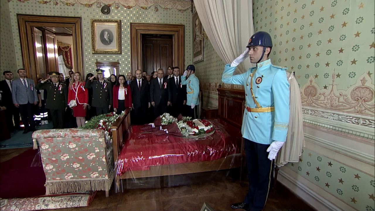 Atatürk Dolmabahçe Sarayı'nda anıldı Nöbetteki polis gözyaşlarını tutamadı