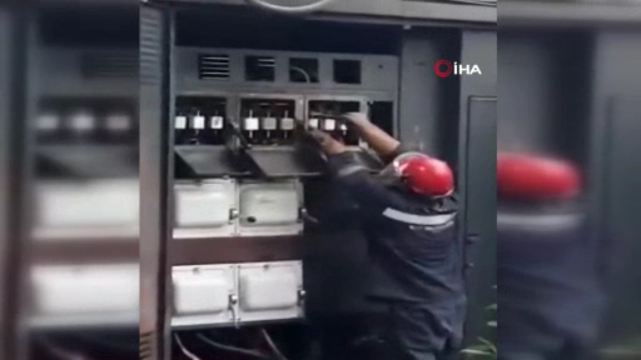 Rusya'da elektrik işçisi çalışırken trafo patladı