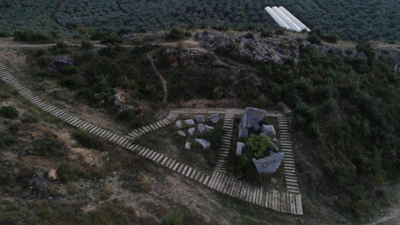 Helenistlik dönemine ait tek olan 2200 yıllık kral mezarına spreyle yazı yazdılar