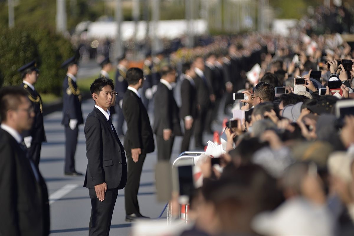Japon İmparatoru Naruhito geçit töreninde halkı selamladığı törene 100 bin kişi katıldı