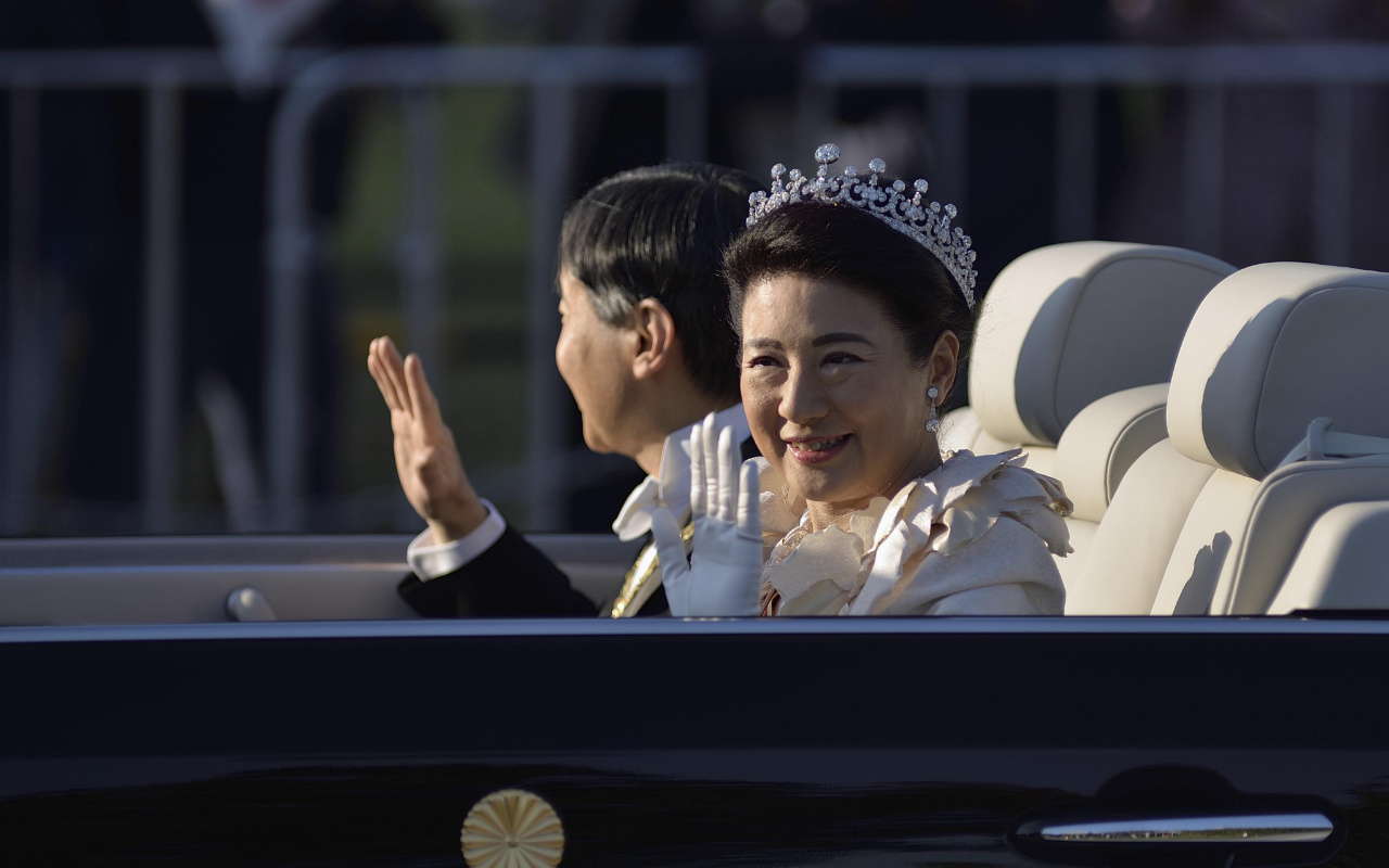 Japon İmparatoru Naruhito geçit töreninde halkı selamladığı törene 100 bin kişi katıldı