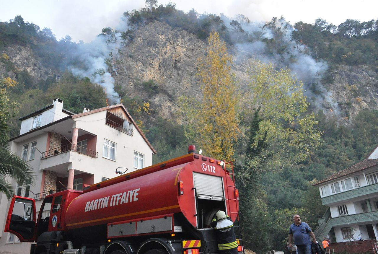 Bartın’da orman yangını 7 ev boşaltıldı