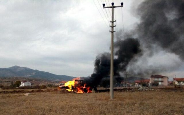Kütahya'da doğal gaz borusu patladı İş makinesi alev alev yandı