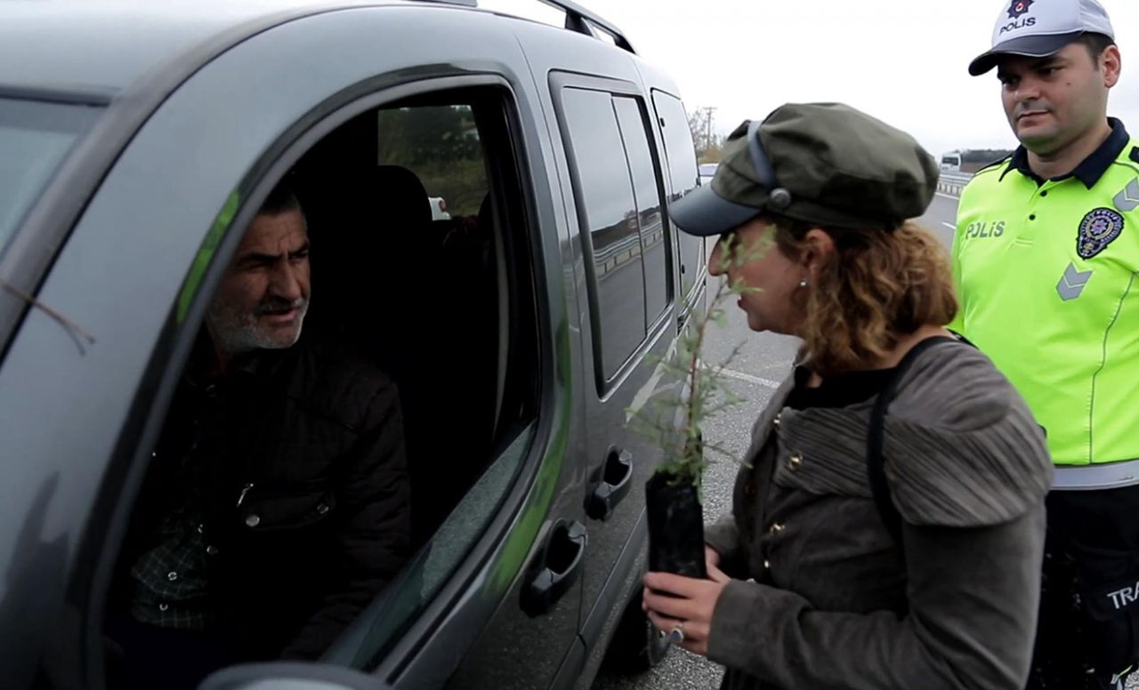 Edirne'de trafik cezası yazılacağını sanan sürücü fidan dikti
