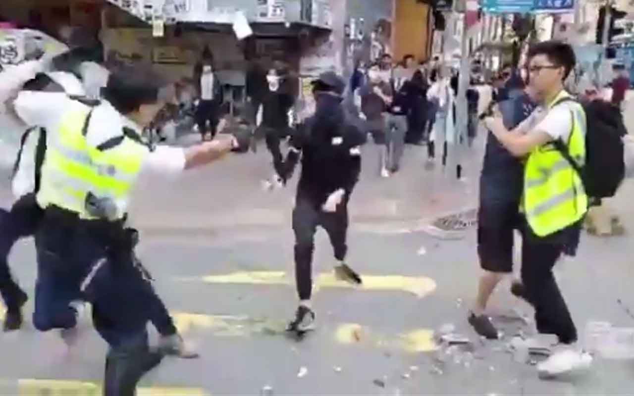 Hong Kong'da Polis canlı yayında göstericiyi göğsünden vurdu