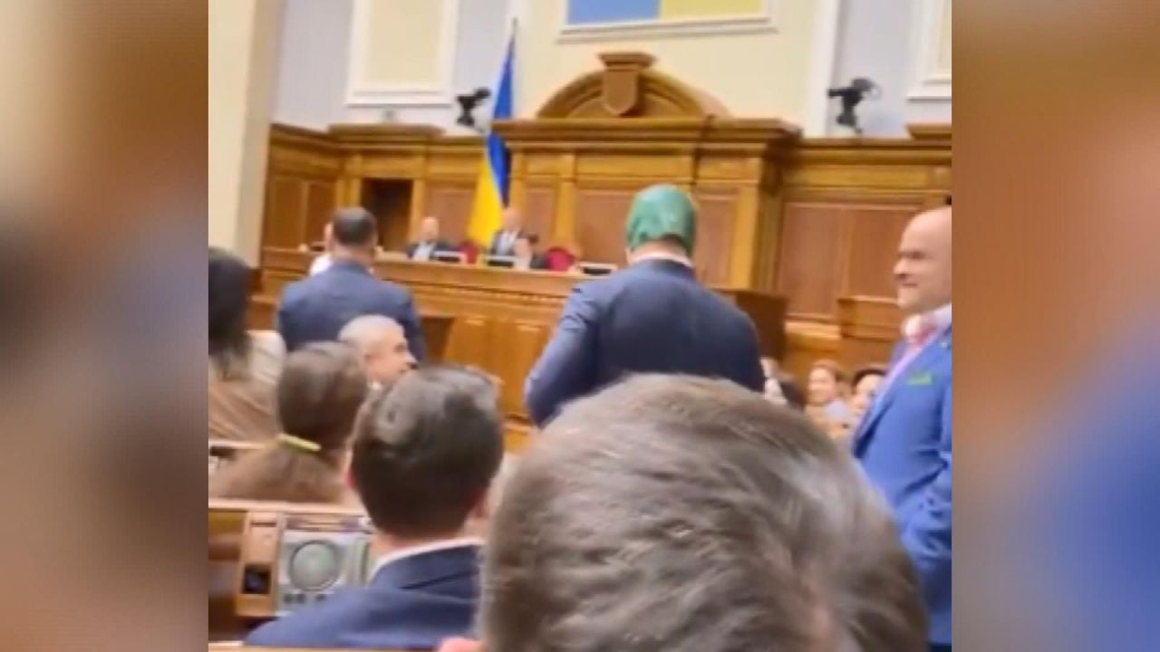 Ukrayna’da bir milletvekili parlamentoya Joker maskesiyle geldi