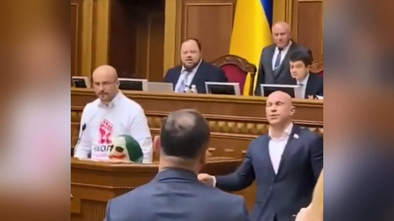 Ukrayna’da bir milletvekili parlamentoya Joker maskesiyle geldi
