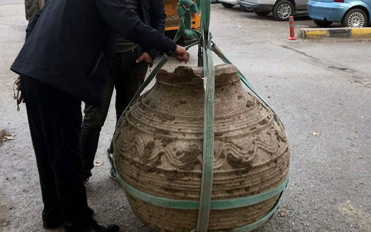 Çiftçi tarlasını sürerken tarihi bir küp buldu jandarmayı aradı