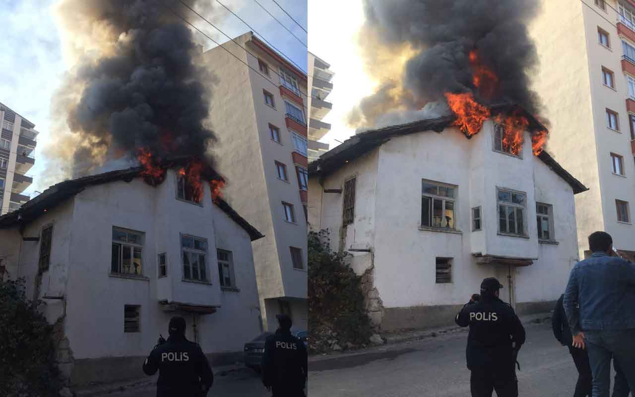 Tarihi Ankara evi, alevlere teslim oldu